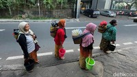 Jamu gendong adalah jamu hasil produksi rumahan (home industry). Jamu ini dijajakan dengan cara memasukkannya ke dalam botol-botol dengan digendong penjualnya keliling jalan. Botol-botol itu biasanya disusun secara rapi dalam bakul. Sang penjual jamu yang menggendongnya itu berjualan keliling gang-gang sempit Ibu Kota. 
