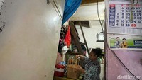 Secara sederhana, jamu dapat juga disebut sebagai obat herbal asli Indonesia yang diracik menggunakan bahan-bahan alami untuk menjaga kesehatan dan juga menyembuhkan berbagai macam penyakit. Bahan-bahan yang digunakan cukup mudah ditemukan dilingkungan seperti daun rimpang, batang, buah, bunga, dan kulit batang.