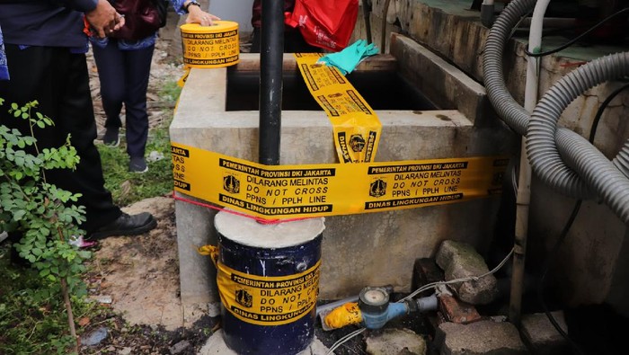 Dinas Pekerjaan Umum dan Penataan Ruang (DPUPR) memperbaiki drainase atau saluran air di Jalan Raya Raden Saleh, Sukmajaya, Depok.