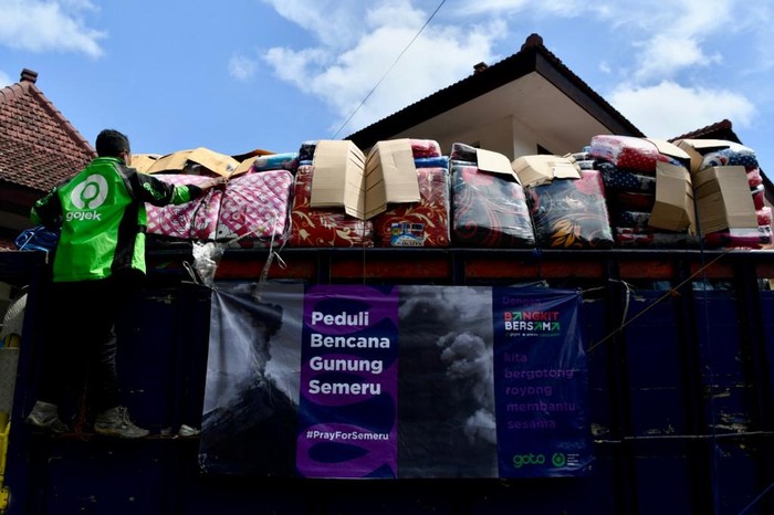 Perwakilan dari GoTo tampak menyerahkan paket bantuan kepada Wawan Hadi Siswoyo - Kabid Pencegahan Kesiapsiagaan dan Logistik BPBD Lumajang