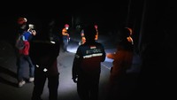 Tak hanya membantu proses evakuasi korban, relawan dari Sekolah Relawan juga terbagi menjadi beberapa tim. Misalnya saja tim medis hingga logistik.