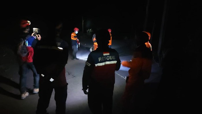 Potret Suka Duka Relawan Erupsi Semeru Kisah suka dan duka datang dari relawan erupsi Gunung Semeru. Di tengah aksi kemanusiaan, mereka kerap bercanda untuk mencegah kejenuhan. Tak jarang, mereka juga menggelar salat berjemaah sederhana dengan beralaskan terpal.