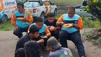 Makan bersama saat beristirahat melakukan pencarian korban.