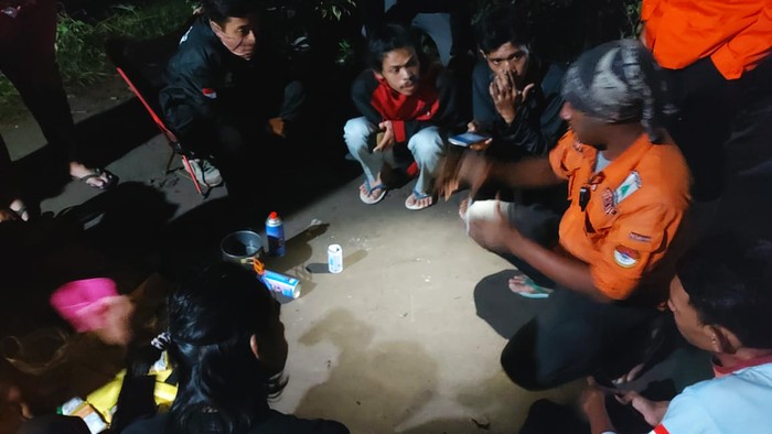 Kisah suka dan duka datang dari relawan erupsi Gunung Semeru. Di tengah aksi kemanusiaan, mereka kerap bercanda untuk mencegah kejenuhan. Tak jarang, mereka juga menggelar salat berjemaah sederhana dengan beralaskan terpal.