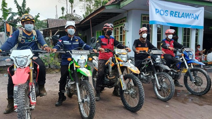 Potret Suka Duka Relawan Erupsi Semeru Kisah suka dan duka datang dari relawan erupsi Gunung Semeru. Di tengah aksi kemanusiaan, mereka kerap bercanda untuk mencegah kejenuhan. Tak jarang, mereka juga menggelar salat berjemaah sederhana dengan beralaskan terpal.