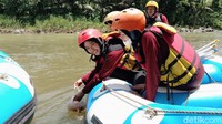 Peserta rafting di Sungai Bogowonto Purworejo ini juga diajak menebar benih ikan sebagai bentuk kepedulian kepada alam.