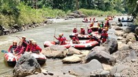 Untuk satu paket perahu, pengelola rafting di Sungai Bogowonto Purworejo mematok harga Rp 900 ribu dengan jarak tempuh sekitar 10 km dan menghabiskan waktu sekitar 2,5 jam.