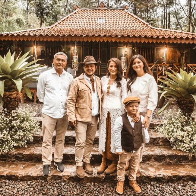 Di momen bahagia tersebut, hadir pula mantan istri Ramon, Qory beserta suaminya. Congratulationss Ramon dan Cisya. Alhamdulilah hirabbilalamin. Selamat untuk anakku Ganesa yang lengkap sudah orangtuamu. Kasih sayangmu lengkap nak, dan inspirasimu kaya, tulis Qory Sandioriva di keterangan fotonya. Foto: Instagram Qory