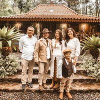 Di momen bahagia tersebut, hadir pula mantan istri Ramon, Qory beserta suaminya. Congratulationss Ramon dan Cisya. Alhamdulilah hirabbilalamin. Selamat untuk anakku Ganesa yang lengkap sudah orangtuamu. Kasih sayangmu lengkap nak, dan inspirasimu kaya, tulis Qory Sandioriva di keterangan fotonya. Foto: Instagram Qory