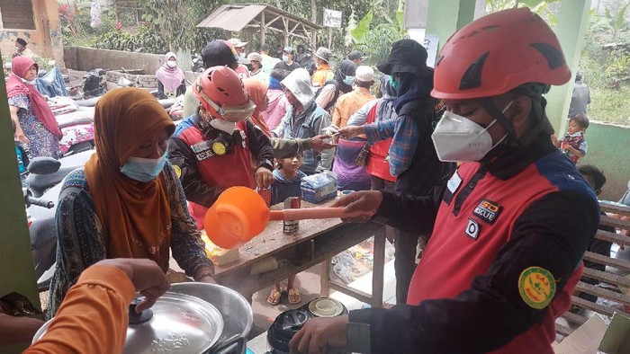 relawan erupsi semeru