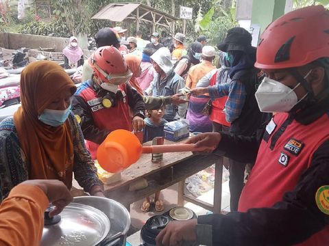 relawan erupsi semeru