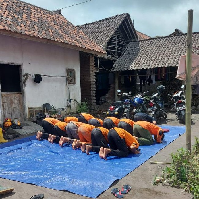relawan erupsi semeru