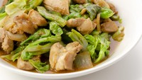 Ayam masak tauco ini rasanya gurih enak. Daging ayam ditumis dengan tauco dan sedikit tambahan kol yang renyah. Enak dimakan dengan nasi hangat. Bumbu dan cara membuatnya bisa dilihat di sini. Foto: iStock