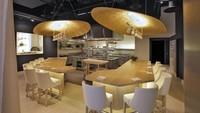Di restoran Minibar yang ada di Washington DC, hanya tersedia 12 kursi tamu dengan pilihan berbagai makanan spesial dan mewah seperti kroket daging ham yang unik. Foto: Site News