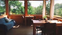 Berdiri di bangunan yang sudah berusia ratusan tahun. Makan di The Bite House yang ada di Kanada, jadi pengalaman yang tidak terlupakan. Di sini tempat duduknya hanya berjumlah 12 kursi. Untuk mendapatkan reservasi, Anda harus menunggu selama berbulan-bulan. Foto: Site News