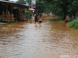 Terendam Banjir, Ruas Jalan Raya Jepara-Demak di Tegalsambi Ditutup