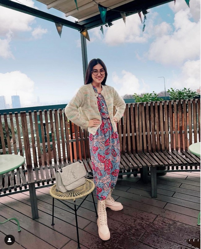 Walaupun tengah berlibur ke Eropa, rupanya Sarwendah tetap membawa serta daster kesayangannya. Daster yang dibawanya itu kemudian tampak dipergunakan Sarwendah selama di sana. Foto: Instagram/@sarwendah29