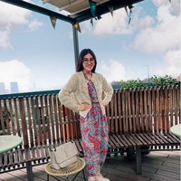 Walaupun tengah berlibur ke Eropa, rupanya Sarwendah tetap membawa serta daster kesayangannya. Daster yang dibawanya itu kemudian tampak dipergunakan Sarwendah selama di sana. Foto: Instagram/@sarwendah29