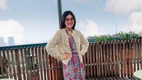 Sarwendah memadukan daster dengan ikat pinggang, jaket wool dan sepatu boots. Foto: Instagram/@sarwendah29