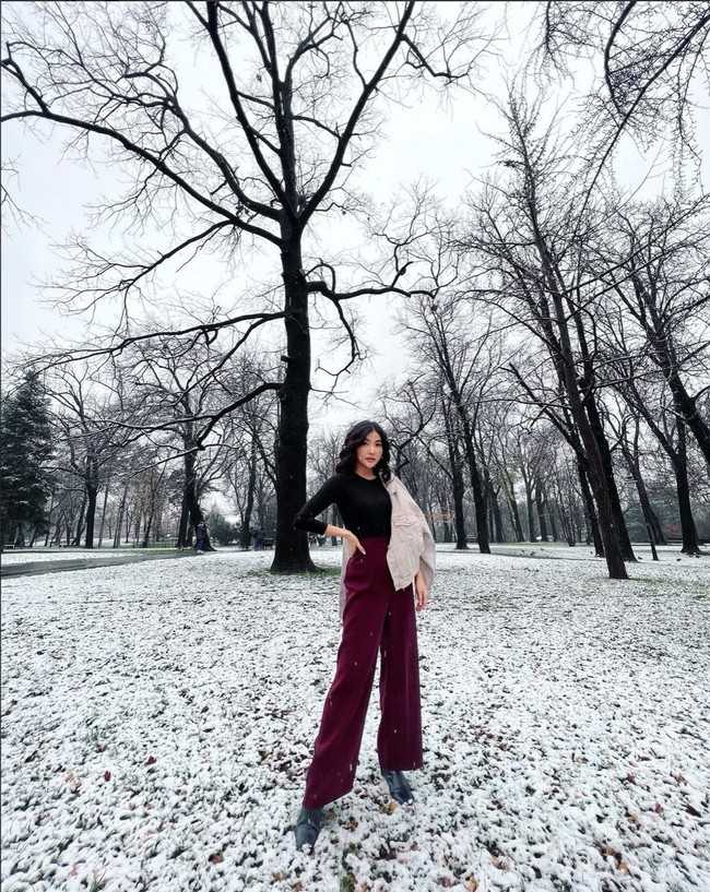 Kalau yang satu ini Sarwendah tampak memadukan kaos lengan panjang hitam dengan celana sutbray berwarna merah marun. Penampilannya itu semakin memukau dengan jaket berwarna putih yang disandangkan di bahu kirinya dan sepatu hitam. Foto: Instagram/@sarwendah29