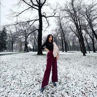 Kalau yang satu ini Sarwendah tampak memadukan kaos lengan panjang hitam dengan celana sutbray berwarna merah marun. Penampilannya itu semakin memukau dengan jaket berwarna putih yang disandangkan di bahu kirinya dan sepatu hitam. Foto: Instagram/@sarwendah29