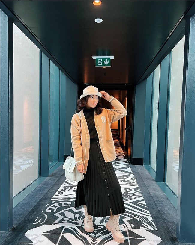 Memadukan kaos dan rok plisket panjang berwarna hitam dengan cardigan dan topi berwarna coklat membuat penampilan Sarwendah semakin memukau. Untuk melengkapi penampilannya itu Sarwendah tampak mengenakan sepatu boots berwarna krem. Foto: Instagram/@sarwendah29