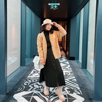 Memadukan kaos dan rok plisket panjang berwarna hitam dengan cardigan dan topi berwarna coklat membuat penampilan Sarwendah semakin memukau. Untuk melengkapi penampilannya itu Sarwendah tampak mengenakan sepatu boots berwarna krem. Foto: Instagram/@sarwendah29