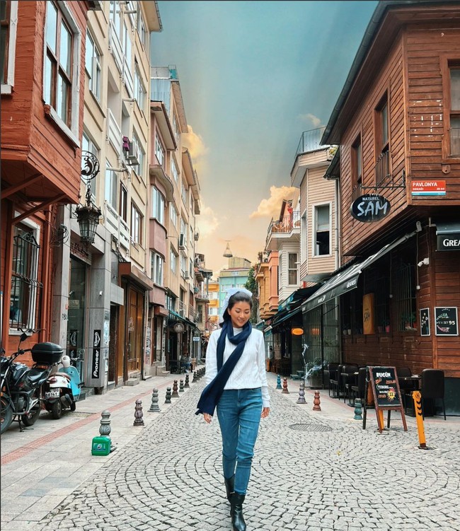Tampil simple, Sarwendah memilih memadukan sweater putuh dengan celana jeans berwarna biru dan sepatu boots hitam. Penampilannya itu kemudian dilengkapi dengan syal berwarna biru. Foto: Instagram/@sarwendah29