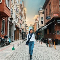 Tampil simple, Sarwendah memilih memadukan sweater putuh dengan celana jeans berwarna biru dan sepatu boots hitam. Penampilannya itu kemudian dilengkapi dengan syal berwarna biru. Foto: Instagram/@sarwendah29
