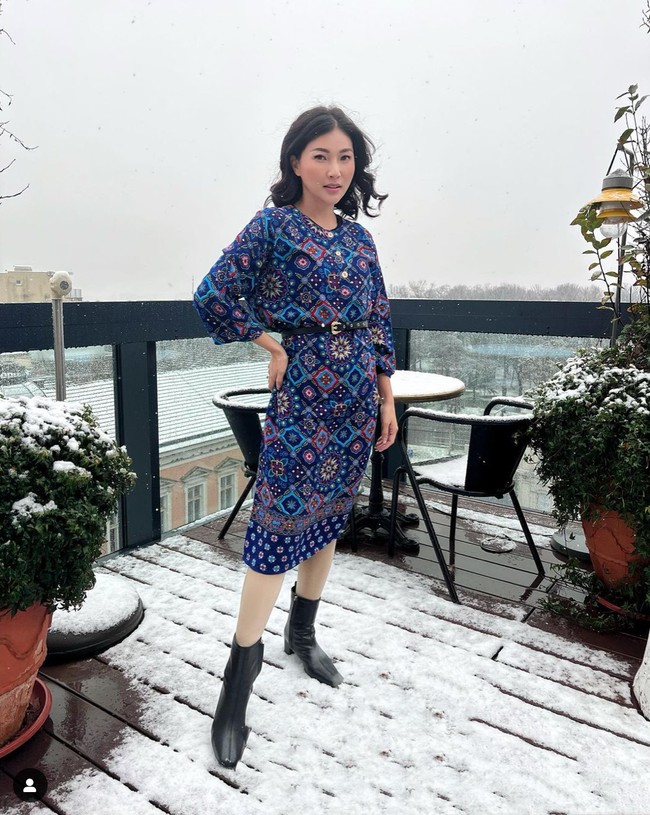 Walaupun tampil dengan menggunakan daster namun penampilan Sarwendah tetap terlihat stylish. Seperti dalam foto yang satu ini, Sarwendah tampak memadukan daster bermotif berwarna biru dengan ikat pinggang dan sepatu boots hitam. Foto: Instagram/@sarwendah29