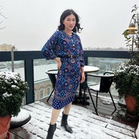 Walaupun tampil dengan menggunakan daster namun penampilan Sarwendah tetap terlihat stylish. Seperti dalam foto yang satu ini, Sarwendah tampak memadukan daster bermotif berwarna biru dengan ikat pinggang dan sepatu boots hitam. Foto: Instagram/@sarwendah29