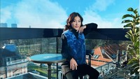 Pose Sarwendah melengkapi galeri fotonya selama di Eropa. Foto: Instagram/@sarwendah29