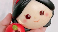 Ada bakpao berbentuk Putri Salju yang mungil, lengkap dengan sebutir apel merahnya. Bakpao ini termasuk makanan 3D karena bentuknya dibuat dengan detail. Foto: Instagram @asisweng11111