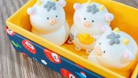 Bakpao berbentuk sapi mungil yang gemuk ini bukan hanya bisa jadi bekal sekolah anak. Bakpao ini juga bisa jadi suguhan spesial saat menggelar acara seperti ulang tahun.  Foto: Instagram @asisweng11111