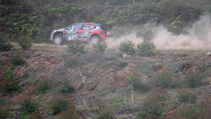 Sean Gelael juara putaran pertama Danau Toba Rally 2021. Ricardo Gelael, ayahnya, finis ke-10