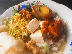 Sedep Mantep! Sarapan Sego Cawuk Bu Sri Pakai Sambal Belimbing Wuluh