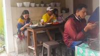 Setiap pagi warung Sego Cawuk Bu Sri selalu ramai dikunjungi pelanggan yang ingin sarapan. Foto: detikFood/Yenny Mustika Sari
