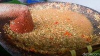 Salah satu yang membuat cita rasa sego cawuk ini unik karena menggunakan sambal belimbing wuluh yang dicampurkan dengan sereh. Foto: detikFood/Yenny Mustika Sari