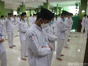 Siswa di Kudus Gelar Salat Gaib Doakan Korban Erupsi Gunung Semeru