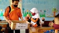 Saat aksi peduli digelar, Rara sapaannya, menyerahkan celengan yang dia tabung sejak kelas 1 SD itu.