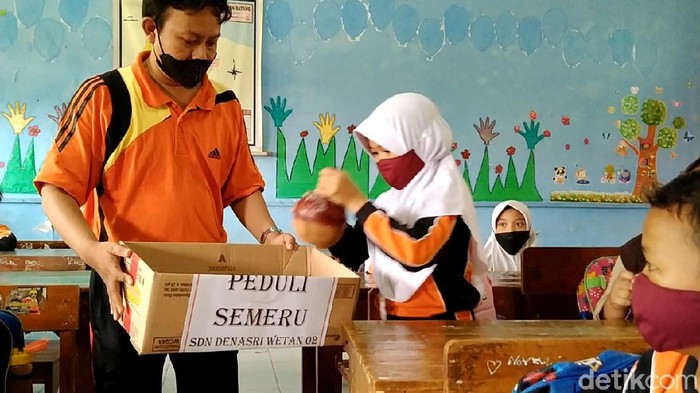 Siswa SD di Batang Ini Sumbangkan 'Celengan' untuk Korban Semeru Siswa SDN Denasri Wetan 02, Kabupaten Batang, menyumbangkan tabungannya untuk korban Gunung Semeru. Bahkan ada yang menyerahkan celengannya.