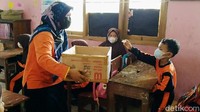 Tak hanya Rara, ada juga puluhan siswa lainnya yang menyumbangkan uang jajannya.