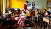 Kepala SDN Denasri Wetan 02, Esti Yuni P, menjelaskan aksi peduli korban erupsi Semeru ini justru berasal dari ide murid-muridnya.