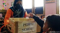 Satu per satu siswa menyumbangkan uang jajannya untuk korban erupsi Gunung Semeru.