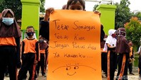 Dalam aksi tersebut, murid-murid SD setempat juga membawa pamflet yang berisi memberikan semangat untuk teman-temanya yang terdampak erupsi Gunung Semeru.