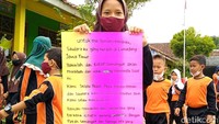 Mereka berharap teman-teman seusianya tetap semangat dan tabah meski tengah diuji bencana erupsi Gunung Semeru.