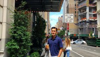 Saat berada di luar negeri, Siwon tampak keren sambil menikmati segelas es kopi yang menyegarkan. Foto: Instagram @siwonchoi