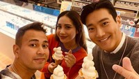 Siwon Super Junior juga sempat meluangkan waktunya bertemu dengan Raffi Ahmad dan Nagita Slavina. Ketiganya tampak menikmati es krim yang manis lembut. Foto: Instagram @siwonchoi