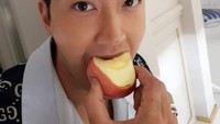 Sosok Siwon juga suka makan buah. Saat itu ia sedang menikmati sebuah apel untuk menu sarapannya. Foto: Instagram @siwonchoi