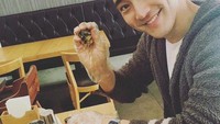 Di sebuah restoran, Siwon tampak menikmati aneka hidangan. Salah satunya jumeokbap yang merupakan nasi kepal rumput laut khas Korea Selatan. Foto: Instagram @siwonchoi